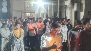 *कानपुर ब्रेकिंग*
*बीती 17 मई को सड़क दुर्घटना में घायल हुए प्रशिक्षु डॉक्टर विकास प्रजापति की मौत से आक्रोशित राजकीय होम्योपेथी मेडिकल कॉलेज के छात्रों ने श्रद्धांजलि सभा आयोजित कर निकाला शांतिपूर्वक कैंडल मार्च*
*मोटरसाइकिल से जा रहे छात्र को तेज रफ्तार कार ने मारी थी टक्कर खुले नाले में गिरने के बाद इलाज के दौरान हुई थी मौत*
*छात्रों का आरोप एक पखवाड़ा बीत जाने के बाद भी नहीं हुई आरोपियों की गिरफ्तारी*
*छात्रों ने लगाया कल्याणपुर पुलिस पर कार्यवाही करने में लापरवाही का आरोप*
*छात्र बोले आरोपियों की गिरफ्तारी और उचित मुआवजा ना मिलने पर शांतिपूर्वक सीपी ऑफिस तक करेंगे पैदल मार्च और सीपी से लगाएंगे न्याय की गुहार*
#breaking #kanpurnews #latestnews #public #newsmpd