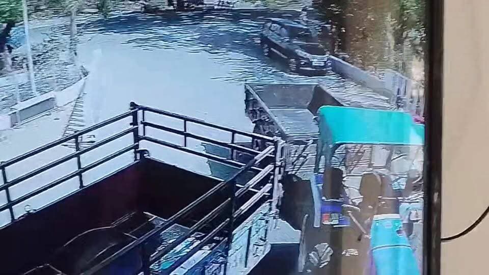 ✅ गोटेगांव जूस कांड में कार्रवाई ✅
गीतानंद पेट्रोल पंप के पास गन्ने के जूस में थूक मिलाने के मामले में आरोपी जफर खान को पुलिस ने गिरफ्तार कर जेल भेज दिया है।
CCTV फुटेज के आधार पर गोटेगांव पुलिस ने त्वरित कार्रवाई कर जनभावनाओं का सम्मान किया। जनस्वास्थ्य से खिलवाड़ करने वालों के खिलाफ सख्त कार्रवाई होना जरूरी है।
सावधान रहें, जागरूक रहें।
#GotegaonPolice #FoodSafety #ActionTaken #Gotegaon #Narsinghpur #JusticeServed #ViralNews #KailashGupta #NaiDunia
कैलाश गुप्ता
नई दुनिया, गोटेगांव
मो. 9329446506FB
Collector Narsinghpur SP Narsinghpur Nagar Palika Parishad Gotegaon