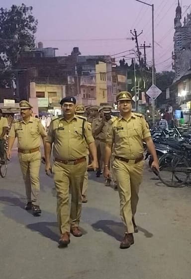 अपर पुलिस अधीक्षक श्री चंद्रकेश सिंह द्वारा शांति एवं कानून व्यवस्था बनाए रखने हेतु थाना को0 भिनगा क्षेत्र अंतर्गत कस्बा भिनगा में पुलिस बल के साथ पैदल गश्त किया गया।
#UPPolice https://t.co/GH8TzGMkOB