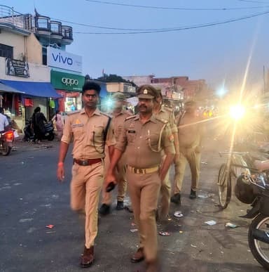 क्षेत्राधिकारी इकौना श्री आलोक कुमार सिंह द्वारा शांति एवं कानून व्यवस्था बनाए रखने हेतु थाना गिलौला क्षेत्र अंतर्गत कस्बा गिलौला में पुलिस बल के साथ पैदल गश्त करते हुए संदिग्ध व्यक्तियों/वाहनों की चेकिंग की गई।
#UPPolice https://t.co/ZGgdjeG8zx