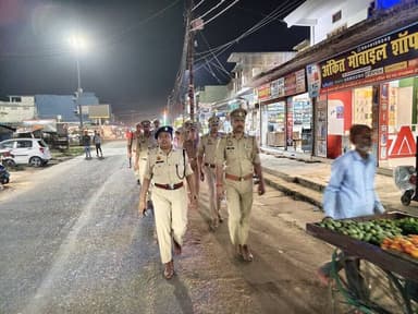 #MaharajganjPolice
#पुलिस_अधीक्षक_महराजगंज के निर्देशन में जनपद में शांति एवं कानून व्यवस्था सुदृढ़ बनाए रखने हेतु क्षेत्राधिकारी #फरेन्दा द्वारा #थाना_फरेन्दा_पुलिस के साथ थाना क्षेत्र के प्रमुख मार्गों/चौराहों व भीड़-भाड़ वाले संवेदनशील स्थानों पर #पैदल_गश्त कर संदिग्ध व्यक्ति/वाहनों की सघन चेकिंग की गई। तथा आमजन से संवाद कर सुरक्षा का भरोसा दिलाया गया।
@Uppolice
@AdgGkr
@diggorakhpur