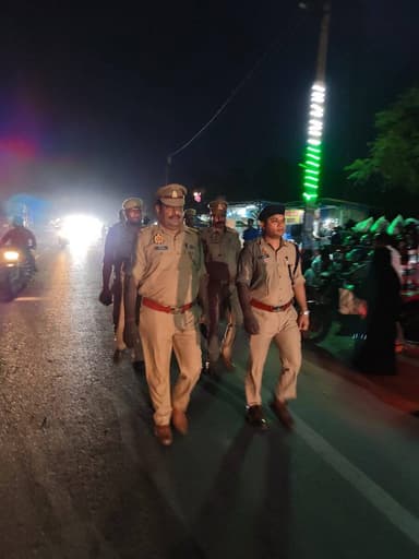 #MaharajganjPolice
#पुलिस_अधीक्षक_महराजगंज के निर्देशन में जनपद में शांति एवं कानून व्यवस्था सुदृढ़ बनाए रखने हेतु क्षेत्राधिकारी #सदर द्वारा #थाना_भिटौली_पुलिस के साथ थाना क्षेत्र के प्रमुख मार्गों/चौराहों व भीड़-भाड़ वाले संवेदनशील स्थानों पर #पैदल_गश्त कर संदिग्ध व्यक्ति/वाहनों की सघन चेकिंग की गई। तथा आमजन से संवाद कर सुरक्षा का भरोसा दिलाया गया।
@Uppolice
@AdgGkr
@diggorakhpur