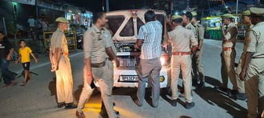 #Maharajganjpolice
यातायात नियमों के अनुपालन हेतु महराजगंज पुलिस की सघन चेकिंग अभियान।
#पुलिस_अधीक्षक_महराजगंज के निर्देशन मे आज दिनांक 02.06.2026 को थाना #चौक पुलिस द्वारा थाना क्षेत्रांतर्गत विशेष अभियान चलाकर वाहनों पर अवैध रूप से लगे हुटर, सायरन एवं काली फिल्म की जांच की गई। नियमों का उल्लंघन करने वाले वाहनो के विरुद्ध नियमानुसार कार्यवाही की गई तथा आमजन को यातायात नियमों के पालन हेतु जागरूक किया गया।
@Uppolice
@diggorakhpur