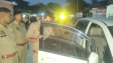 #Maharajganjpolice
यातायात नियमों के अनुपालन हेतु महराजगंज पुलिस की सघन चेकिंग अभियान।
#पुलिस_अधीक्षक_महराजगंज के निर्देशन मे आज दिनांक 02.06.2026 को थाना #कोठीभार पुलिस द्वारा थाना क्षेत्रांतर्गत विशेष अभियान चलाकर वाहनों पर अवैध रूप से लगे हुटर, सायरन एवं काली फिल्म की जांच की गई। नियमों का उल्लंघन करने वाले वाहनो के विरुद्ध नियमानुसार कार्यवाही की गई तथा आमजन को यातायात नियमों के पालन हेतु जागरूक किया गया।
@Uppolice
@diggorakhpur
