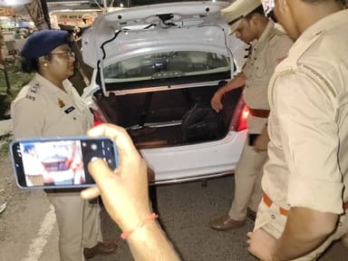 #Maharajganjpolice
यातायात नियमों के अनुपालन हेतु महराजगंज पुलिस की सघन चेकिंग अभियान।
#पुलिस_अधीक्षक_महराजगंज के निर्देशन मे क्षेत्राधिकारी #फरेन्दा द्वारा आज दिनांक 02.06.2026 को थाना #बृजमनगंज पुलिस के साथ थाना क्षेत्रांतर्गत विशेष अभियान चलाकर वाहनों पर अवैध रूप से लगे हुटर, सायरन एवं काली फिल्म की जांच की गई। नियमों का उल्लंघन करने वाले वाहनो के विरुद्ध नियमानुसार कार्यवाही की गई तथा आमजन को यातायात नियमों के पालन हेतु जागरूक किया गया।
@Uppolice
@diggorakhpur