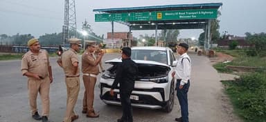 #Maharajganjpolice
यातायात नियमों के अनुपालन हेतु महराजगंज पुलिस की सघन चेकिंग अभियान।
#पुलिस_अधीक्षक_महराजगंज के निर्देशन मे आज दिनांक 02.06.2026 को थाना भिटौली क्षेत्रांतर्गत महराजगंज-गोरखपुर राष्ट्रीय राजमार्ग-730 स्थित सेमरा टोल प्लाजा के पास #यातायात_पुलिस द्वारा विशेष अभियान चलाकर वाहनों पर अवैध रूप से लगे हुटर, सायरन एवं काली फिल्म की जांच की गई।
नियमों का उल्लंघन करने वाले वाहन चालकों के विरुद्ध नियमानुसार कार्यवाही की गई तथा आमजन को यातायात नियमों के पालन हेतु जागरूक किया गया।
@Uppolice
@diggorakhpur