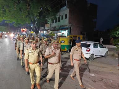 पुलिस अधीक्षक कौशाम्बी द्वारा के साथ जनपद में शांति व कानून व्यवस्था बनाए रखने हेतु पुलिस बल के साथ थाना करारी में भीड़-भाड़/मिश्रित आबादी वाले स्थानों पर पैदल गस्त किया गया।इस दौरान लोगों से संवाद कर भय मुक्त माहौल के लिए आश्वस्त किया गया। #UPPolice https://t.co/0mqLbpKLX6