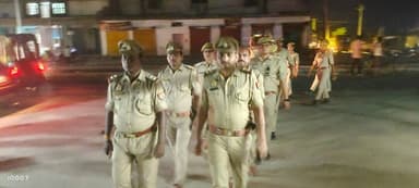 जनपद में शांति एवं कानून व्यवस्था को सुदृढ़ बनाए रखने हेतु #SP_कौशाम्बी के निर्देशन में थाना कौशाम्बी पुलिस टीम द्वारा भीड़भाड़ एवं मिश्रित आबादी वाले क्षेत्र में पैदल गस्त की गई तथा आमजनमानस को भयमुक्त माहौल के लिए आश्वस्त किया गया। #UPPolice #kaushambipolice https://t.co/pxgBE0rQbM