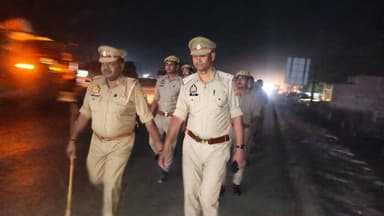 जनपद में शांति एवं कानून व्यवस्था को सुदृढ़ बनाए रखने हेतु #SP_कौशाम्बी के निर्देशन में थाना महेवघाट पुलिस टीम द्वारा भीड़भाड़ एवं मिश्रित आबादी वाले क्षेत्र में पैदल गस्त की गई तथा आमजनमानस को भयमुक्त माहौल के लिए आश्वस्त किया गया। #UPPolice #kaushambipolice https://t.co/usanZFWMU1