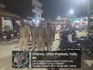 जनपद में शांति एवं कानून व्यवस्था को सुदृढ़ बनाए रखने हेतु #SP_कौशाम्बी के निर्देशन में थाना चरवा पुलिस टीम द्वारा भीड़भाड़ एवं मिश्रित आबादी वाले क्षेत्र में पैदल गस्त की गई तथा आमजनमानस को भयमुक्त माहौल के लिए आश्वस्त किया गया। #UPPolice #kaushambipolice https://t.co/us4TSLnVm3
