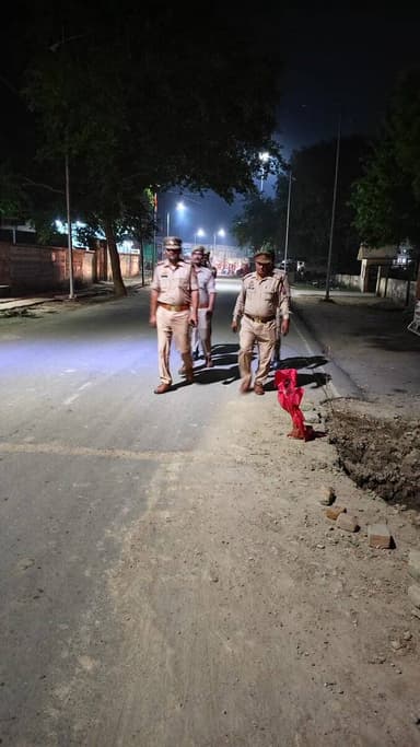 जनपद में शांति एवं कानून व्यवस्था को सुदृढ़ बनाए रखने हेतु #SP_कौशाम्बी के निर्देशन में थाना पश्चिम शरीरा पुलिस टीम द्वारा भीड़भाड़ एवं मिश्रित आबादी वाले क्षेत्र में पैदल गस्त की गई तथा आमजनमानस को भयमुक्त माहौल के लिए आश्वस्त किया गया। #UPPolice #kaushambipolice https://t.co/GabpXOVPo8