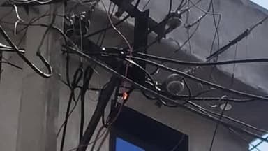 निवाई: चोहट्टी बाजार में विद्युत लोड अधिक होने से विद्युत पोल की वायर में लगी आग, तुरंत पहुंची FRT टीम