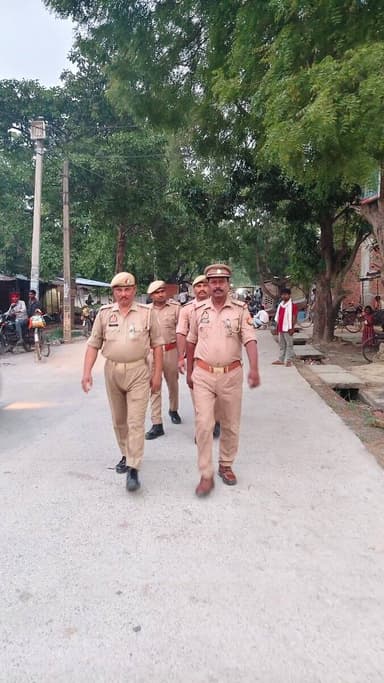 #BastiPolice जनपद के समस्त थाना पुलिस टीम द्वारा अपने-अपने थाना क्षेत्रांतर्गत शान्ति/ कानून व्यवस्था के दृष्टिगत पैदल गस्त करते हुए आमजन से संवाद स्थापित कर उनमें शान्ति, सुरक्षा एवं सुदृढ़ कानून व्यवस्था का एहसास कराते हुए शांति/ क़ानून व्यवस्था बनाये रखने की अपील किया गया | https://t.co/rioijHj5oJ