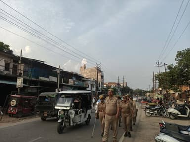 #BastiPolice महिला थाना पुलिस टीम द्वारा शहर क्षेत्रांतर्गत शान्ति/ कानून व्यवस्था के दृष्टिगत पैदल गस्त करते हुए आमजन से संवाद स्थापित कर उनमें शान्ति, सुरक्षा एवं सुदृढ़ कानून व्यवस्था का एहसास कराते हुए शांति/ क़ानून व्यवस्था बनाये रखने की अपील किया गया | https://t.co/T1uKsUrXSV