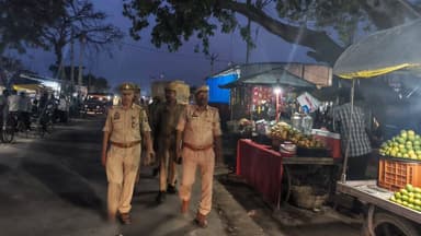 #BastiPolice थाना पैकोलिया पुलिस टीम द्वारा थाना क्षेत्रांतर्गत शान्ति/ कानून व्यवस्था के दृष्टिगत पैदल गस्त करते हुए आमजन से संवाद स्थापित कर उनमें शान्ति, सुरक्षा एवं सुदृढ़ कानून व्यवस्था का एहसास कराते हुए शांति/ क़ानून व्यवस्था बनाये रखने की अपील किया गया | https://t.co/jZ9OdbrYDS