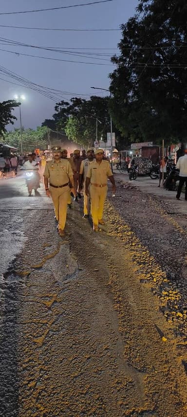 #BastiPolice थाना सोनहा पुलिस टीम द्वारा थाना क्षेत्रांतर्गत शान्ति/ कानून व्यवस्था के दृष्टिगत पैदल गस्त करते हुए आमजन से संवाद स्थापित कर उनमें शान्ति, सुरक्षा एवं सुदृढ़ कानून व्यवस्था का एहसास कराते हुए शांति/ क़ानून व्यवस्था बनाये रखने की अपील किया गया | https://t.co/XCUQyQAw2m