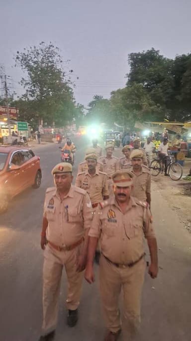 #BastiPolice थाना वाल्टरगंज पुलिस टीम द्वारा थाना क्षेत्रांतर्गत शान्ति/ कानून व्यवस्था के दृष्टिगत पैदल गस्त करते हुए आमजन से संवाद स्थापित कर उनमें शान्ति, सुरक्षा एवं सुदृढ़ कानून व्यवस्था का एहसास कराते हुए शांति/ क़ानून व्यवस्था बनाये रखने की अपील किया गया | https://t.co/NMBxc2WFKd