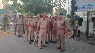 क्षेत्राधिकारी सदर बस्ती व पुरानी बस्ती पुलिस टीम के साथ थाना पुरानी बस्ती क्षेत्र व रेलवे स्टेशन के आस पास अतिक्रमण हटवाया गया- https://t.co/nWUnBYUypA