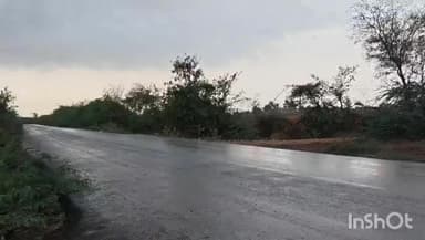 જાફરાબાદ: જાફરાબાદના ગામડાઓમાં હવામાન વિભાગની આગાહી અનુસાર વરસાદ વરસ્યો, રોડ પર પાણી વહેતા થયા
