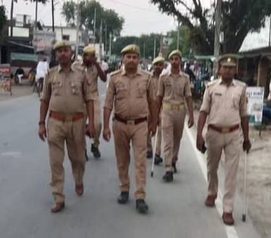 #SPDeoria के निर्देशन में जनपद में शांति एवं कानून-व्यवस्था व आमजन की सुरक्षा के दृष्टिगत #थाना_मदनपुर पुलिस द्वारा थाना क्षेत्र में संदिग्ध व्यक्तियों/वाहनों की गहनता से चेकिंग करते हुए पैदल गश्त/भ्रमण किया जा रहा है।
@Uppolice
@dgpup
@AdgGkr
@adgzonegkr
@diggorakhpur https://t.co/SBZTLoxSh6
