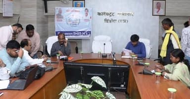 डिंडौरी कलेक्ट्रेट में आयोजित साप्ताहिक जनसुनवाई में जिलेभर से आए नागरिकों ने विभिन्न समस्याओं एवं मांगों से संबंधित 77 आवेदन प्रस्तुत किए। प्राप्त आवेदनों पर संज्ञान लेते हुए संबंधित विभागों को त्वरित जांच एवं आवश्यक कार्रवाई के निर्देश दिए गए।
#JansamparkMP #Dindori #Jansunwai #PublicGrievance #GoodGovernance CitizenServices