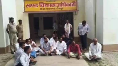 मिश्रिख: गोंदलामऊ ब्लाक कार्यालय के बाहर प्रधानों ने किया जोरदार प्रदर्शन, सहायक विकास अधिकारी पर रिश्वत मांगने का लगाया आरोप