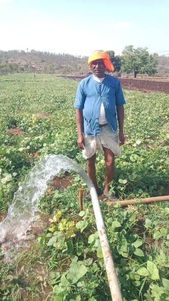 राज्यपोषित नलकूप खनन योजना से बदली किसान मानसिंह भील की तकदीर
..
सिंचाई के स्थायी साधन से बढ़ी खेती की उत्पादकता, सालभर फसल लेने का मिला अवसर
..
विदिशा जिले के विकासखंड लटेरी के ग्राम रायपुरा निवासी किसान श्री मानसिंह पिता बंशीलाल भील के जीवन में राज्यपोषित नलकूप खनन योजना ने नई उम्मीद और खुशहाली का संचार किया है। खेती के लिए पर्याप्त पानी की व्यवस्था नहीं होने के कारण वे वर्षों तक खरीफ फसल के लिए केवल वर्षा पर निर्भर रहे और रबी की फसल के लिए सिंचाई का पानी किराये पर लेना पड़ता था। इससे खेती की लागत बढ़ जाती थी और परिवार के भरण-पोषण के लिए उन्हें मजदूरी करने भी जाना पड़ता था।
श्री मानसिंह बताते हैं कि वे कृषि विभाग के कृषि विस्तार अधिकारी श्री सुनील परमार के नियमित संपर्क में रहते थे। इसी दौरान उन्हें राज्यपोषित नलकूप खनन योजना की जानकारी मिली। योजना के अंतर्गत सफल नलकूप खनन पर 25 हजार रुपये तथा विद्युत मोटर पंप स्थापना के लिए 15 हजार रुपये का अनुदान प्रदान किया जाता है। कुल 40 हजार रुपये के इस अनुदान ने उनके लिए नई राह खोल दी।
ग्राम रायपुरा जंगल से लगा हुआ क्षेत्र है, जहां जल स्तर काफी नीचे होने के कारण सिंचाई के लिए पानी की समस्या हमेशा बनी रहती थी। योजना की जानकारी मिलने के बाद उन्होंने भू-जल सर्वेक्षण कराया और पात्रता अनुसार आवेदन प्रस्तुत किया। स्वीकृति मिलने के बाद नलकूप खनन का कार्य प्रारंभ हुआ और लगभग 150 फीट की खुदाई के बाद पर्याप्त पानी प्राप्त हुआ।
नलकूप खनन पर कुल 92 हजार 763 रुपये की लागत आई, जिसमें उन्हें शासन से 40 हजार रुपये का अनुदान मिला। अब उनके खेत में सिंचाई का स्थायी साधन उपलब्ध है, जिससे वे पूरे वर्ष खेती कर सकते हैं। खरीफ में सोयाबीन की फसल लेने के बाद रबी में गेहूं की खेती कर रहे हैं और उन्हें अब सिंचाई के लिए पानी किराये पर लेने की आवश्यकता नहीं पड़ती।
श्री मानसिंह का कहना है कि सिंचाई सुविधा उपलब्ध होने से वे उन्नत एवं अधिक उत्पादन देने वाली फसलों की खेती कर पा रहे हैं। उन्हें उम्मीद है कि पिछले वर्ष की तुलना में इस बार 20 से 25 प्रतिशत अधिक उत्पादन प्राप्त होगा। इसके साथ ही कृषि विभाग की फसल प्रदर्शन योजना के अंतर्गत उन्होंने ग्रीष्मकालीन मूंग की खेती भी की है, जिससे अतिरिक्त आय की संभावना बढ़ी है।
वे बताते हैं कि अब खेती लाभ का सौदा बन गई है और परिवार की आर्थिक स्थिति में सुधार आया है। नलकूप खनन से उनकी आय में वृद्धि हुई है तथा भविष्य के प्रति उनका विश्वास भी मजबूत हुआ है।
कृषि विभाग का उद्देश्य किसानों की आय में वृद्धि करना और उन्हें आधुनिक कृषि तकनीकों एवं योजनाओं से जोड़ना है। श्री मानसिंह भील इसका उत्कृष्ट उदाहरण हैं। उन्होंने शासन की किसान हितैषी योजना का लाभ उठाकर अपनी असिंचित भूमि को सिंचित बनाया और अब पूरे वर्ष खेती करने में सक्षम हो गए हैं। आज श्री मानसिंह भील के खेतों में हरियाली है, उत्पादन बढ़ रहा है और उनके चेहरे पर आत्मविश्वास एवं खुशहाली की रौनक साफ दिखाई देती है।
CM Madhya Pradesh Dr Mohan Yadav
Jansampark Madhya Pradesh
#JansamparkMP #vidisha