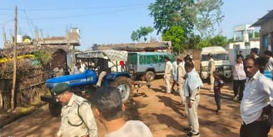 वनभूमि पर अवैध अतिक्रमण के प्रयास पर बड़ी कार्रवाई, ट्रैक्टर-कल्टीवेटर जब्त
..
वन मण्डल अधिकारी श्री हेमंत यादव के निर्देशन एवं वन परिक्षेत्र अधिकारी उत्तर लटेरी श्री राजेन्द्र कुमार सहरिया के मार्गदर्शन में वनभूमि पर अवैध अतिक्रमण एवं कब्जे के विरुद्ध सख्त कार्रवाई करते हुए वन विभाग ने एक ट्रैक्टर एवं कल्टीवेटर जब्त किया है।
प्राप्त जानकारी के अनुसार दिनांक 02 जून को मुखबिर से सूचना मिलने पर परिक्षेत्र सहायक मुरवास श्री रत्नेश कुमार पंथी एवं बीटगार्ड मुरवास श्री शुभम रघुवंशी ने सुबह लगभग 8:15 बजे बीट मुरवास के कक्ष क्रमांक पी-360 में नाकाबंदी की। निरीक्षण के दौरान पाया गया कि खालिद खां पुत्र अकबर खां, निवासी मुरवास तहसील लटेरी, वनभूमि पर कब्जा करने के उद्देश्य से सोनालिका डी.आई. 35 ट्रैक्टर एवं कल्टीवेटर के माध्यम से हकाई-जुताई कर रहा था।
वन विभाग की टीम ने त्वरित कार्रवाई करते हुए मौके से ट्रैक्टर को मय कल्टीवेटर जब्त कर लिया। जब्त ट्रैक्टर का चेचिस नम्बर HZJSJ1184388SM एवं इंजन नम्बर 3100FLU24F1175284F18 दर्ज किया गया है। इस संबंध में आरोपी के विरुद्ध वन अपराध प्रकरण क्रमांक 93/42 दो जून के तहत मामला पंजीबद्ध कर लिया गया है। प्रकरण को जांच में लेकर वन अधिनियम के अंतर्गत आगामी वैधानिक कार्रवाई की जा रही है।
उक्त कार्रवाई को सफल बनाने में परिक्षेत्र सहायक मुरवास श्री रत्नेश कुमार पंथी, परिक्षेत्र सहायक महावन श्री मनोज मिश्र, बीटगार्ड मुरवास श्री शुभम रघुवंशी सहित वनरक्षक श्री कुलदीप श्रीवास्तव, श्री कृपाराम गौड़, श्री लोमश चिडार, श्री नागेन्द्र भादौरिया, श्री पर्वत सिंह भील, श्री भानू रघुवंशी एवं श्री राहुल दांगी की महत्वपूर्ण भूमिका रही। इसके अतिरिक्त वनकर्मी श्री जयभान सिंह सेंगर, श्री नितिन गौड़, श्री राजू अहिरवार, श्री हसीन खान तथा वाहन चालक श्री भैयालाल यादव का भी सराहनीय योगदान रहा।
Jansampark Madhya Pradesh
#JansamparkMP #vidisha