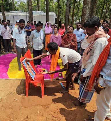 बस्तर विकास प्राधिकरण की उपाध्यक्ष एवं स्थानीय विधायक सुश्री लता उसेंडी ने विकासखण्ड कोण्डागांव के ग्राम उमरगांव (ब) में मण्डी निधि से स्वीकृत 12.85 लाख रुपये की लागत वाले व्यवसायिक परिसर निर्माण कार्य का भूमिपूजन किया।
इस व्यवसायिक परिसर के निर्माण से स्थानीय व्यापारियों एवं ग्रामीणों को सुविधाजनक स्थान उपलब्ध होगा, जिससे क्षेत्र में व्यापारिक गतिविधियों और रोजगार के अवसरों को बढ़ावा मिलेगा।
कार्यक्रम के दौरान विधायक सुश्री उसेंडी ने ग्रामीणों से संवाद कर उनकी समस्याएं, मांगें एवं सुझाव भी सुने।
राज्य शासन ग्रामीण क्षेत्रों में आधारभूत सुविधाओं के विस्तार और स्थानीय अर्थव्यवस्था को मजबूत बनाने के लिए निरंतर कार्य कर रहा है।
#Kondagaon #LataUsendi #Chhattisgarh #ग्रामीणविकास #व्यवसायिकपरिसर बस्तर