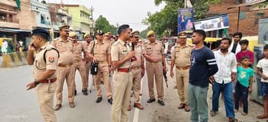 आज दिनांक-02.06.2026 को पुलिस अधीक्षक चन्दौली, श्री आकाश पटेल द्वारा जनपद में अपराध एवं अपराधियों पर अंकुश लगाने तथा आमजन व व्यापारियों में सुरक्षा की भावना सुदृढ़ करने के उद्देश्य से भारी पुलिस बल के साथ थाना अलीनगर क्षेत्र के अंतर्गत गंजी प्रसाद तिराहा व आस-पास के बाजारों में सघन पैदल गश्त की गई।
गश्त के दौरान पुलिस अधीक्षक व अन्य उच्चाधिकारियों ने स्थानीय व्यापारियों और दुकानदारों से मुलाकात कर उनका कुशलता जाना।