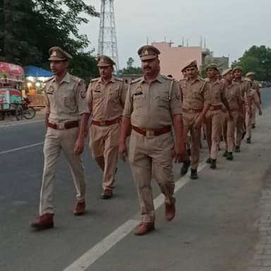 पुलिस अधीक्षक पीलीभीत के निर्देशन में थाना घुंघचाई पुलिस द्वारा अपराध नियंत्रण, शान्ति एवं कानून-व्यवस्था सुदृढ़ बनाए रखने हेतु मुख्य मार्गों, बाजारों व भीड़-भाड़ वाले क्षेत्रों में फुट पेट्रोलिंग कर सतर्क निगरानी की गई। https://t.co/m9HOp9Qny8