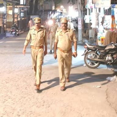 पुलिस अधीक्षक पीलीभीत के निर्देशन में थाना पूरनपुर पुलिस द्वारा अपराध नियंत्रण, शान्ति एवं कानून-व्यवस्था सुदृढ़ बनाए रखने हेतु मुख्य मार्गों, बाजारों व भीड़-भाड़ वाले क्षेत्रों में फुट पेट्रोलिंग कर सतर्क निगरानी की गई। https://t.co/hNQWoK68WJ