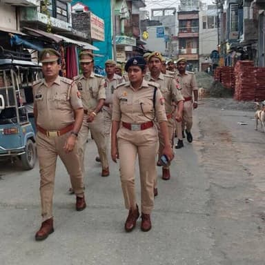 पुलिस अधीक्षक पीलीभीत के निर्देशन में ASP/CO सदर नताशा गोयल द्वारा थाना जहानाबाद पुलिस बल के साथ अपराध नियंत्रण, शान्ति एवं कानून-व्यवस्था सुदृढ़ बनाए रखने हेतु मुख्य मार्गों, बाजारों व भीड़-भाड़ वाले क्षेत्रों में फुट पेट्रोलिंग कर सतर्क निगरानी की गई। https://t.co/QKGy7OvH7U