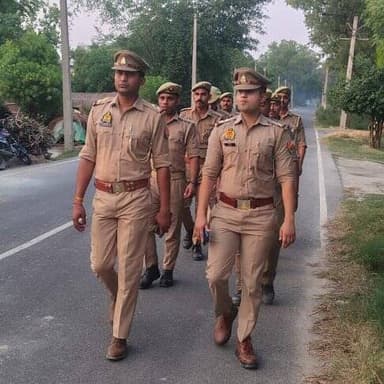 पुलिस अधीक्षक पीलीभीत के निर्देशन में थाना हजारा पुलिस द्वारा अपराध नियंत्रण, शान्ति एवं कानून-व्यवस्था सुदृढ़ बनाए रखने हेतु मुख्य मार्गों, बाजारों व भीड़-भाड़ वाले क्षेत्रों में फुट पेट्रोलिंग कर सतर्क निगरानी की गई। https://t.co/up95AKjali