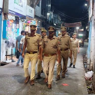 पुलिस अधीक्षक पीलीभीत के निर्देशन में थाना कोतवाली पुलिस द्वारा अपराध नियंत्रण, शान्ति एवं कानून-व्यवस्था सुदृढ़ बनाए रखने हेतु मुख्य मार्गों, बाजारों व भीड़-भाड़ वाले क्षेत्रों में फुट पेट्रोलिंग कर सतर्क निगरानी की गई। https://t.co/3MWCA3004j
