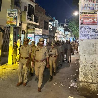पुलिस अधीक्षक पीलीभीत के निर्देशन में थाना बीसलपुर पुलिस द्वारा अपराध नियंत्रण, शान्ति एवं कानून-व्यवस्था सुदृढ़ बनाए रखने हेतु मुख्य मार्गों, बाजारों व भीड़-भाड़ वाले क्षेत्रों में फुट पेट्रोलिंग कर सतर्क निगरानी की गई। https://t.co/SAG7LwHMPd