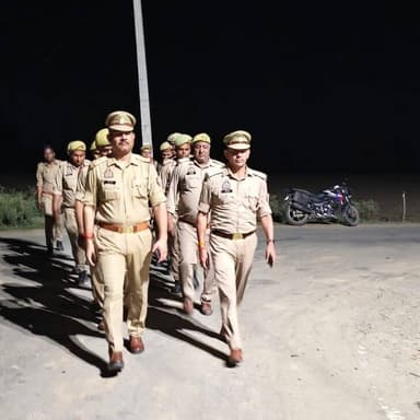 पुलिस अधीक्षक पीलीभीत के निर्देशन में थाना करेली पुलिस द्वारा अपराध नियंत्रण, शान्ति एवं कानून-व्यवस्था सुदृढ़ बनाए रखने हेतु मुख्य मार्गों, बाजारों व भीड़-भाड़ वाले क्षेत्रों में फुट पेट्रोलिंग कर सतर्क निगरानी की गई। https://t.co/6vJN1jwpi9