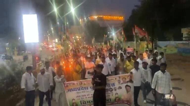 🕯️✊ #सीधी में #कांग्रेस की “चिमनी यात्रा”, महंगाई और बदहाल बिजली व्यवस्था के खिलाफ सड़क पर उतरे सैकड़ों कार्यकर्ता,
सीधी जिले में बढ़ती महंगाई, पेट्रोल-डीजल की कीमतों में लगातार वृद्धि तथा जिले की बदहाल विद्युत व्यवस्था के विरोध में आज कांग्रेस पार्टी द्वारा गांधी चौक से "चिमनी यात्रा" निकाली गई। प्रदेश उपाध्यक्ष #Devendra Singh Dadu के नेतृत्व में निकली रैली में कांग्रेस कार्यकर्ताओं और युवा कांग्रेस के पदाधिकारियों ने जनसमस्याओं को लेकर जोरदार प्रदर्शन किया।
शाम 5 बजे गांधी चौक में एकत्रित हुए कार्यकर्ताओं ने चिमनी के साथ रैली निकालकर बिजली व्यवस्था पर सवाल उठाए। यात्रा के दौरान महंगाई के विरोध में नारेबाजी की गई तथा "महंगाई डायन खाए जात है" गीत के माध्यम से केंद्र और राज्य सरकार की नीतियों का विरोध दर्ज कराया गया। युवा कांग्रेस कार्यकर्ताओं ने "युवा कांग्रेस जिंदाबाद" और #RahulGandhi जिंदाबाद के नारे लगाए।
कांग्रेस नेताओं का कहना है कि लगातार बढ़ती महंगाई और बिजली विभाग की कथित अव्यवस्थाओं से आम जनता परेशान है, जिसके विरोध में यह आंदोलन आयोजित किया गया।
#चिमनी_यात्रा #Sidhi #Congress #MadhyaPradesh #महंगाई_विरोध #बिजली_संकट #युवा_कांग्रेस #RahulGandhi #DevendraSinghDadu #SidhiNews #Bhopal #Delhi #MPCongress #जनआंदोलन #PrideNews #सीधी #भोपाल #दिल्ली #कांग्रेस #मध्यप्रदेश #राहुल_गांधी #महंगाई #बिजली_व्यवस्था #गांधी_चौक #चुरहट #सीधी_समाचार
