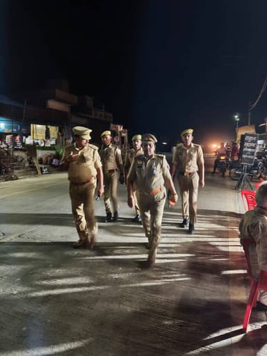 पुलिस अधीक्षक सुलतानपुर @ipsCharuNigam के कुशल निर्देशन में सुलतानपुर पुलिस द्वारा अपराध नियंत्रण, कानून-व्यवस्था सुदृढ़ रखने एवं आमजन में सुरक्षा की भावना को मजबूत करने हेतु मुख्य मार्गों, बाजारों एवं भीड़-भाड़ वाले क्षेत्रों में लगातार #पैदल_गश्त की जा रही है। #UPPolice https://t.co/5q9F7wYlci
