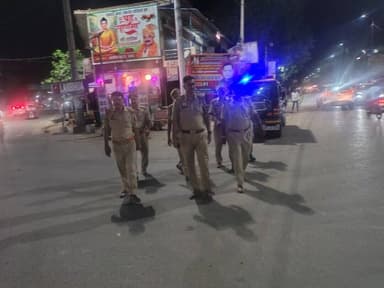 पुलिस अधीक्षक सुलतानपुर @ipsCharuNigam के कुशल निर्देशन में सुलतानपुर पुलिस द्वारा अपराध नियंत्रण, कानून-व्यवस्था सुदृढ़ रखने एवं आमजन में सुरक्षा की भावना को मजबूत करने हेतु मुख्य मार्गों, बाजारों एवं भीड़-भाड़ वाले क्षेत्रों में लगातार #पैदल_गश्त की जा रही है। #UPPolice https://t.co/bwcSaueTdS