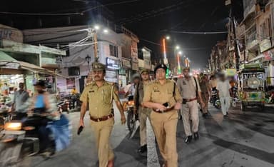 पुलिस अधीक्षक हापुड़ के निर्देशन में अपराध नियंत्रण, शांति व कानून-व्यवस्था बनाए रखने के उद्देश्य से क्षेत्राधिकारी व थाना प्रभारियों द्वारा मय पुलिस बल अपने-अपने क्षेत्र के महत्वपूर्ण प्रतिष्ठानों/बाजार/मार्गों आदि में पैदल गस्त की जा रही है। https://t.co/r9UqOX1jnK