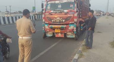 🚔 यातायात नियमों के उल्लंघन पर अमरोहा पुलिस की सख्त कार्रवाई।
285 चालान, 125 ओवरस्पीड वाहनों पर कार्रवाई एवं ₹2.5 लाख जुर्माना। मोडिफाइड साइलेंसर, बिना हेलमेट, तीन सवारी व फॉल्टी नंबर प्लेट वाले वाहनों पर भी कार्रवाई की गई।
#AmrohaPolice
#RoadSafety
@Uppolice https://t.co/Z5VYI0rtZF