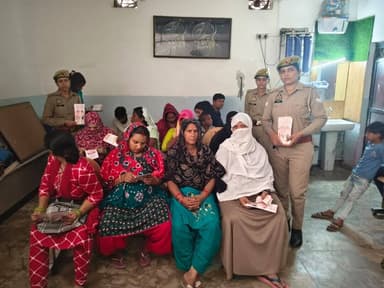#SP_अमरोहा श्री लखन सिंह यादव के निर्देशन मे #MissionShakti5 के द्वितीय चरण के तहत महिला थाना अमरोहा एवं थाना गजरौला पर तैनात #शक्ति_दीदी टीम द्वारा थाना क्षेत्रान्तर्गत महिलाओ को जागरूक किया गया।
#MissionShakti5
#नारी_सुरक्षा_सम्मान_स्वावलंबन
@Uppolice https://t.co/wI9c4XFM8h