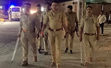 जनपद में अपराध-नियंत्रण व आमजन में सुरक्षा की भावना जागृत करने के दृष्टिगत #SPBahraich के निर्देशन में थाना हरदी पुलिस द्वारा भीड़-भाड़ वाले स्थानों तथा मिश्रित आबादी वाले संवेदनशील क्षेत्रों में किया गया पैदल गश्त।
#UPPolice https://t.co/n9Vf7gP7IN