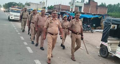 जनपद में अपराध-नियंत्रण व आमजन में सुरक्षा की भावना जागृत करने के दृष्टिगत #SPBahraich के निर्देशन में थाना रिसिया पुलिस द्वारा भीड़-भाड़ वाले स्थानों तथा मिश्रित आबादी वाले संवेदनशील क्षेत्रों में किया गया पैदल गश्त।
#UPPolice https://t.co/L3FuAMjhkq
