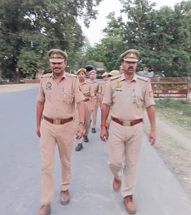 जनपद में अपराध-नियंत्रण व आमजन में सुरक्षा की भावना जागृत करने के दृष्टिगत #SPBahraich के निर्देशन में थाना विशेश्वरगंज पुलिस द्वारा भीड़-भाड़ वाले स्थानों तथा मिश्रित आबादी वाले संवेदनशील क्षेत्रों में किया गया पैदल गश्त।
#UPPolice https://t.co/ThbXA2fTLU