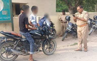 #SPBahraich के निर्देशन में,
जनपद में शांति एवं कानून-व्यवस्था बनाये रखने तथा यातायात नियमों का अनुपालन कराये जाने के दृष्टिगत थाना मूर्तिहा पुलिस द्वारा संदिग्ध वाहन/व्यक्तियों की चेकिंग की जा रही है।
#UPPolice https://t.co/PxRU38Sfq7