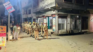 #BijnorPolice
थाना बढापुर पुलिस द्वारा थाना क्षेत्रान्तर्गत शांति एवं कानून व्यवस्था सुदृढ़ बनाए रखने तथा आमजन में सुरक्षा की भावना जागृत करने के उद्देश्य से मुख्य मार्गों एवं भीड़-भाड़ वाले क्षेत्रों में पैदल गश्त की गई।
#UPPolice https://t.co/SorJl9A7Kv