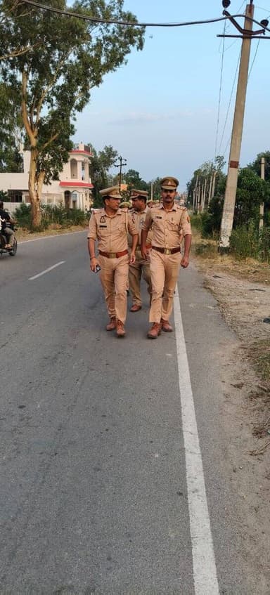 #BijnorPolice
थाना नगीना देहात पुलिस द्वारा थाना क्षेत्रान्तर्गत शांति एवं कानून व्यवस्था सुदृढ़ बनाए रखने तथा आमजन में सुरक्षा की भावना जागृत करने के उद्देश्य से मुख्य मार्गों एवं भीड़-भाड़ वाले क्षेत्रों में पैदल गश्त की गई।
#UPPolice https://t.co/AnKZoi1gC5