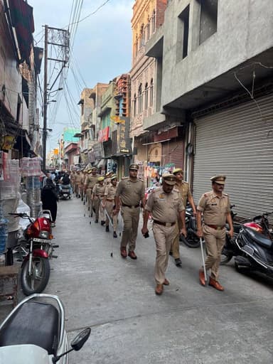 #BijnorPolice
थाना नजीबाबाद पुलिस द्वारा थाना क्षेत्रान्तर्गत शांति एवं कानून व्यवस्था सुदृढ़ बनाए रखने तथा आमजन में सुरक्षा की भावना जागृत करने के उद्देश्य से मुख्य मार्गों एवं भीड़-भाड़ वाले क्षेत्रों में पैदल गश्त की गई।
#UPPolice https://t.co/tZWtZMVykJ